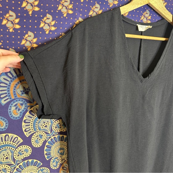 🦋5/20$🦋 lightweight black blouse - Picture 2 of 9